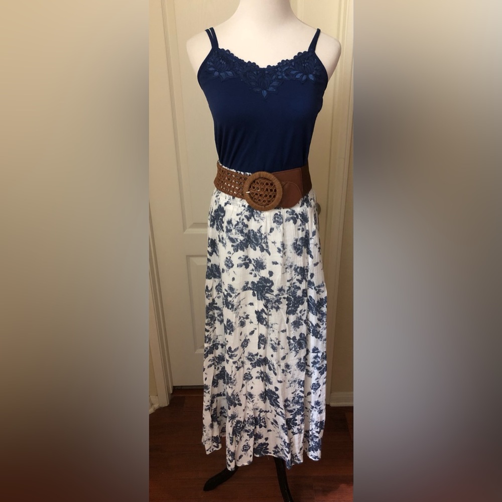 Lovely summer dainty long skirt with attached slip size Large.